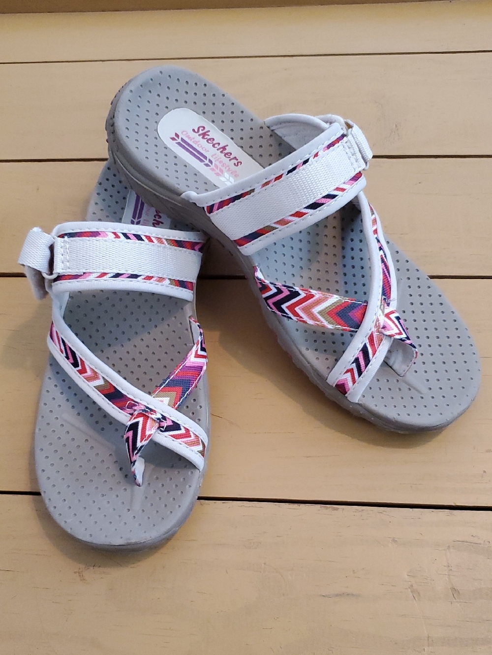 ❣️Skechers Women’s White Sandals with Pink & Blue Chevron Straps